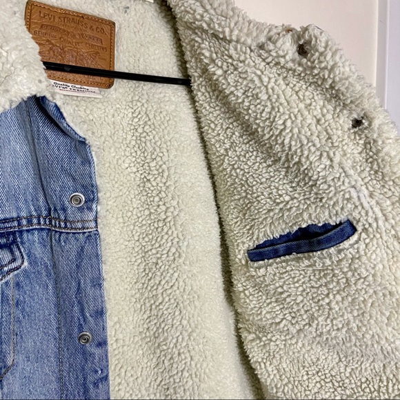 ❌SOLD❌Levi’s Sherpa Trucker Denim Jacket - Picture 4 of 8